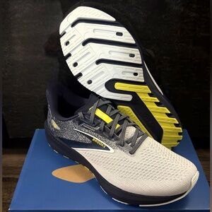Brooks Launch 10 Iris Ballad Blue Sulphur